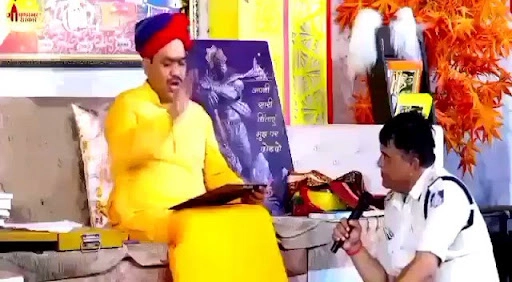 MP पुलिस ने 'आध्यात्मिक गुरु' से मर्डर केस में मांगी मदद, वीडियो वायरल होने के बाद निलंबित, देखें वीडियो