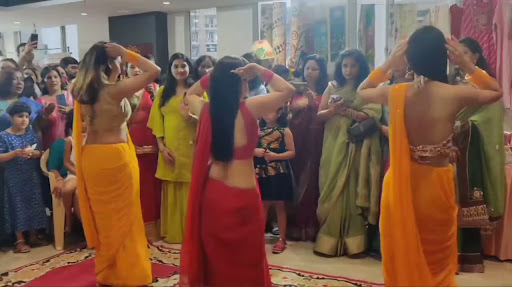 Bhabhi Dance: लो वेस्ट साड़ी पहनकर भाभियों ने किया बेली डांस, अपने स्टेप्स से इंटरनेट पर लगाई आग