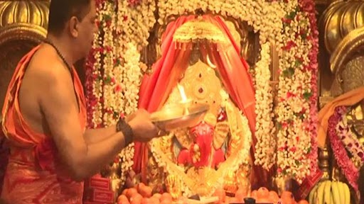 Ganesh Chaturthi 2022: गणेश चतुर्थी पर मुंबई के श्री सिद्धिविनायक मंदिर में की गई आरती, देखें तस्वीर