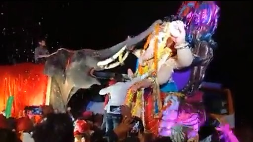 Ganesh Chaturthi 2022: गणेश चतुर्थी पर हाथी ने बाप्पा के गले में माला डालकर किया उनका स्वागत, देखें वीडियो