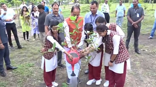 MP: सीएम शिवराज सिंह चौहान ने स्कूल छात्राओं के साथ किया पौधारोपण, देखें वीडियो