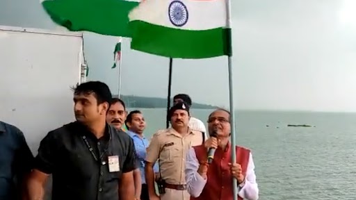 Har Ghar Tiranga: CM शिवराज सिंह चौहान ने क्रूज पर सवार होकर लहराया तिरंगा, देखें वीडियो