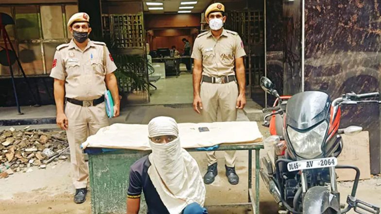 Delhi: रक्षा बंधन पर बहन को E-स्कूटर देने के लिए भाई बना लूटेरा, मोबाइल और बाइक चोरी के बाद गिरफ्तार