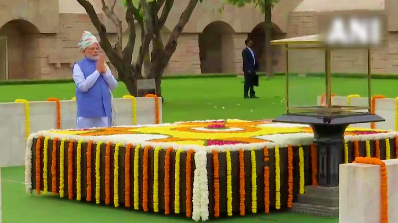 Independence Day 2022: पीएम मोदी ने राजघाट पर बापू को दी श्रद्धांजलि, थोड़ी देर में 9वीं बार फहराएंगे तिरंगा