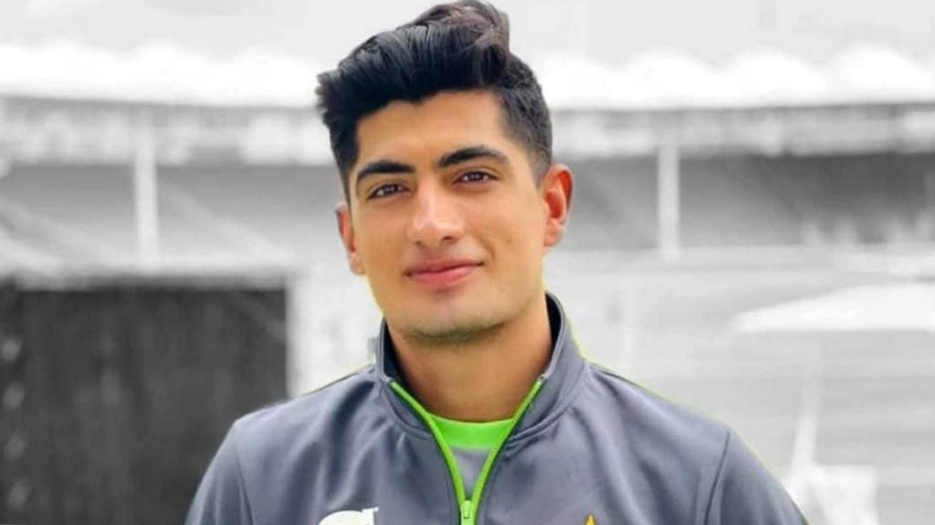 Pakistan: हसनैन से बल्ला उधार लेकर नसीम शाह ने आखिरी ओवर में छक्के मारे