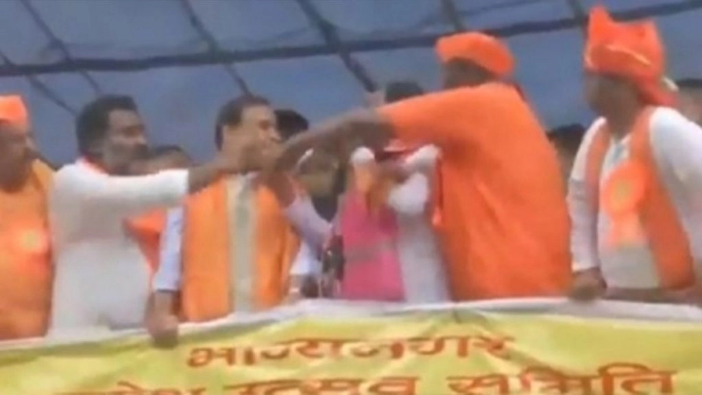 टीआरएस नेता ने हैदराबाद रैली में असम के मुख्यमंत्री का माइक हटाने की कोशिश की-