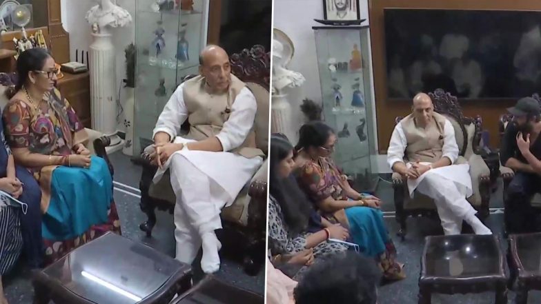 Telangana: रक्षा मंत्री राजनाथ सिंह ने तेलुगु अभिनेता और पूर्व रक्षा राज्य मंत्री स्वर्गीय कृष्णम राजू गारू के परिवार के सदस्यों से की मुलाकात