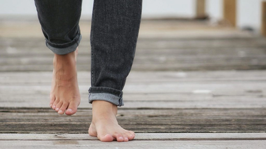 नंगे पैर दौड़ना किसके लिए अच्छा है और किसके लिए नहीं, कैसे करें शुरूआत