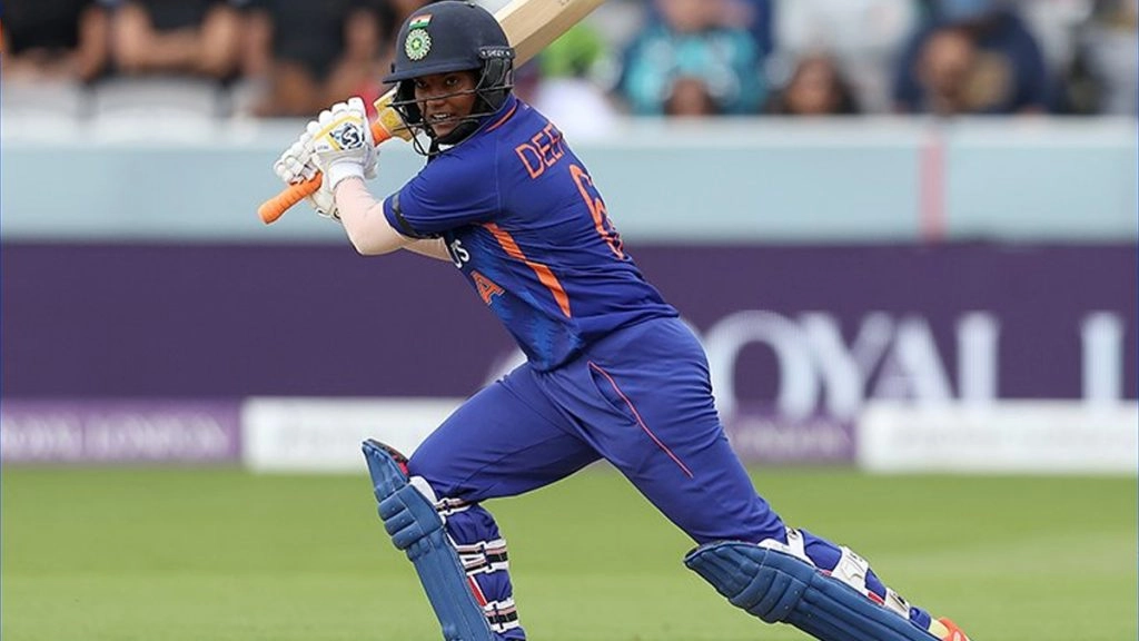 स्मृति मंधाना, दीप्ति शर्मा के अर्द्धशतक के बावजूद भारत ने इंग्लैंड को दिया  मात्र 170 का टारगेट 