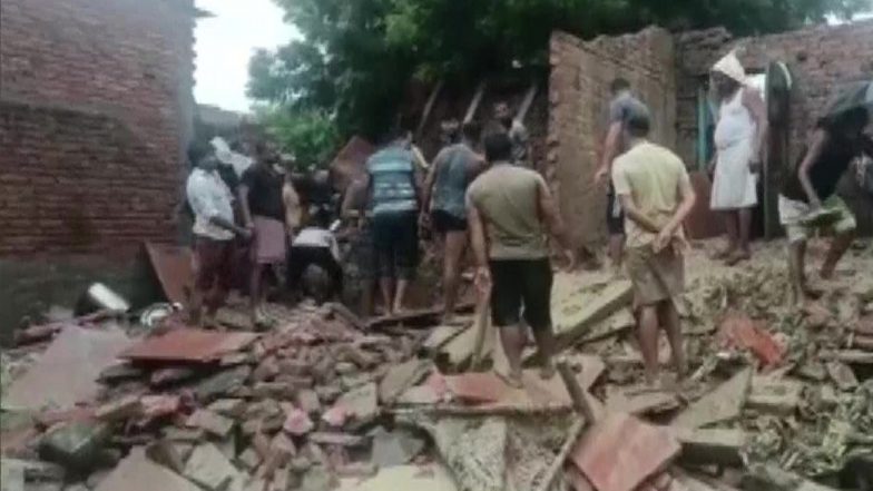 UP: फिरोजाबाद में बारिश के कारण गिरा जर्जर मकान, 6 साल के बच्चे की मौत