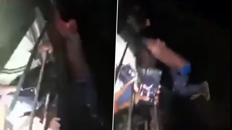 बिहार में यात्रियों ने एक बार फिर मोबाइल चोर को चलती ट्रेन की खिड़की से लटकाया- Watch Viral Video