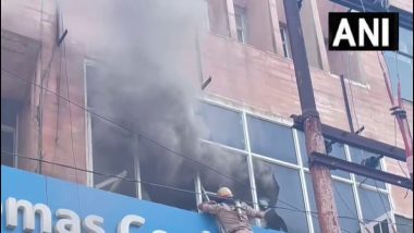 Fire Breaks Out At Building: नोएडा सेक्टर 18 की एक इमारत में लगी भीषण आग, 3 मंजिल लपटों की चपेट में, 12 लोगों को बचाया गया