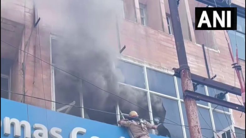 Fire Breaks Out At Building: नोएडा सेक्टर 18 की एक इमारत में लगी भीषण आग, 3 मंजिल लपटों की चपेट में, 12 लोगों को बचाया गया