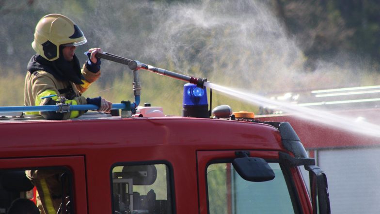 Fire In Delhi: दिल्ली के विकासपुरी में एक दुकान में लगी भीषण आग, दमकल की 18 गाड़ियां मौके पर मौजूद