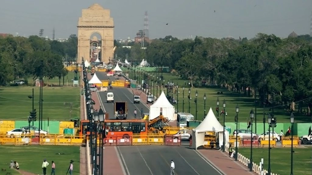 छुट्टी के मौके पर सैकड़ों पर्यटक पहुंचे कर्तव्य पथ, परिजनों, दोस्तों संग खिंचा रहे तस्वीर