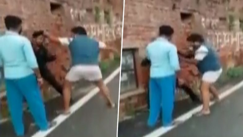 MP: बिजली का बिल ज्यादा आने का आरोप, ग्वालियर में मीटर रीडर को उपभोक्ताओं ने बेरहमी से पीटा- Video Viral