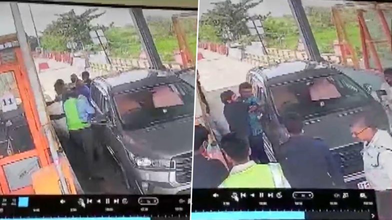 Telangana Toll Plaza Video: टोल मांगने पर TRS के नेताओं ने टोल प्लाजा के कर्मचारियों को पीटा, तोड़फोड़ भी की