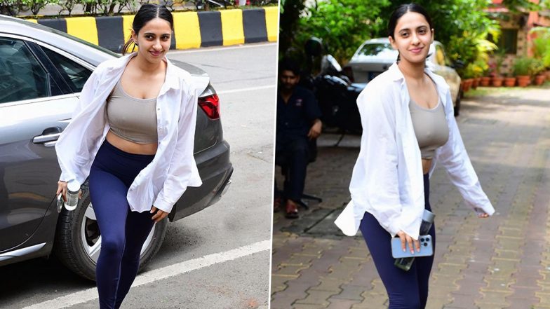 एक्ट्रेस Akanksha Ranjan Kapoor की स्पोर्ट्स ब्रा में लेटेस्ट Photos हुई Viral, जिम लुक में ढा रही हैं कहर (See Pics)