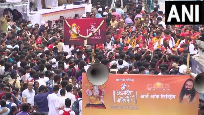 Maharashtra: पुणे में गणपति बप्पा के विसर्जन में उमड़ा भक्तों का सैलाब, देखें तस्वीरें
