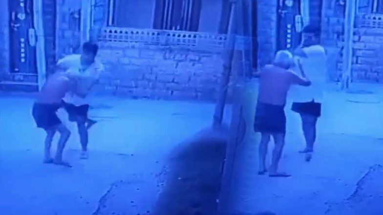 Viral Video: हैवानियत की हदें पार, बेटे ने पिता के कपड़े उतार सड़क पर दौड़ा-दौड़ाकर पीटा