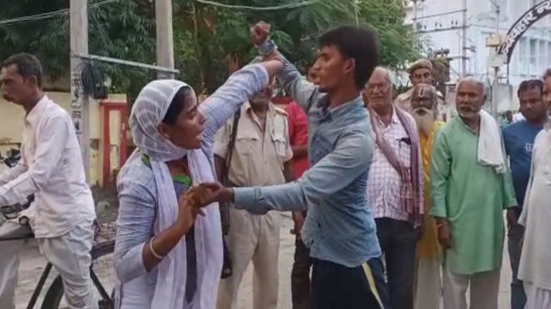 VIDEO: पत्नी के साथ नहीं रहना चाहता था पति, बीवी ने बीच सड़क पर दौड़ा-दौड़ाकर पीटा