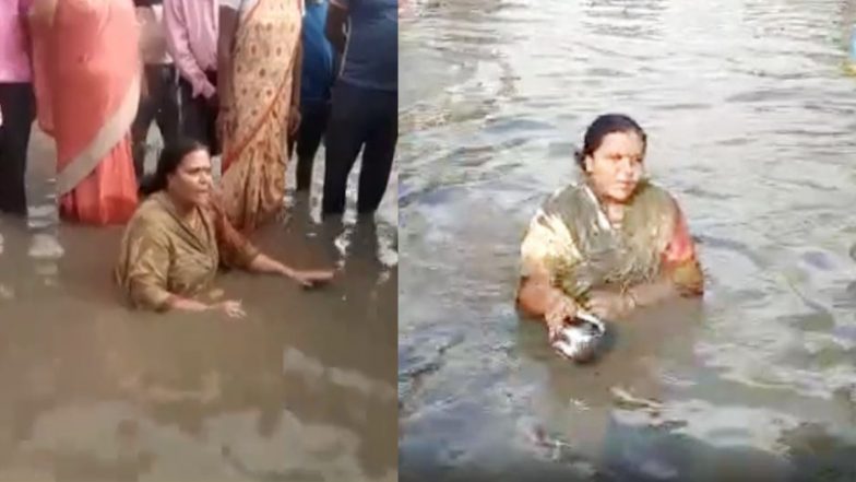 VIDEO: सड़क पर कीचड़ में बैठकर महिला विधायक ने किया स्नान, जानें गंदे पानी में नहाने की वजह