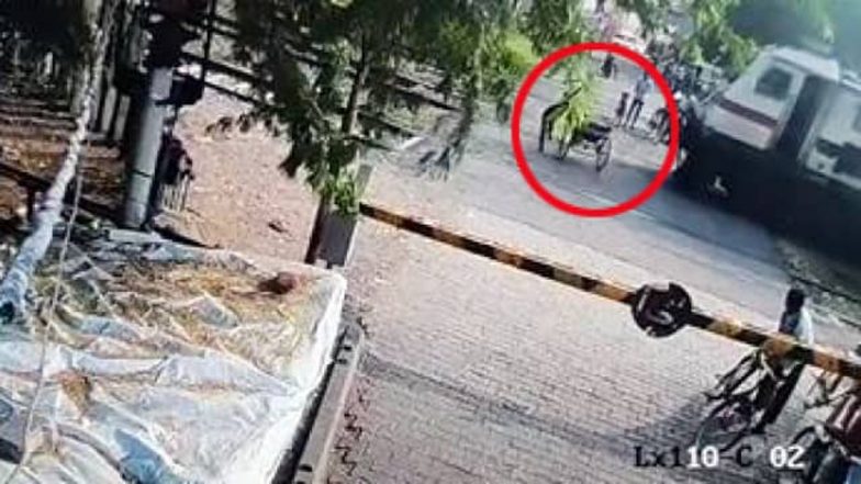 VIDEO: छू कर निकली मौत! ट्रेन ने रिक्शा के उड़ाए परखच्चे, CCTV में देखिए कैसे बचा चालक