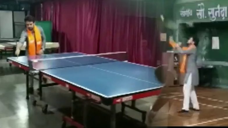 Maharashtra: केंद्रीय मंत्री अनुराग ठाकुर ने खिलाड़ियों के साथ खेला टेबल टेनिस और बैडमिंटन, देखिए VIDEO