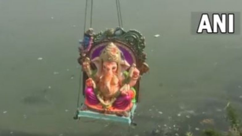 Telangana: अनंत चतुर्दशी पर हैदराबाद में भक्तों ने दी गणपति बप्पा को विदाई, देखें गणेश विसर्जन का वीडियो