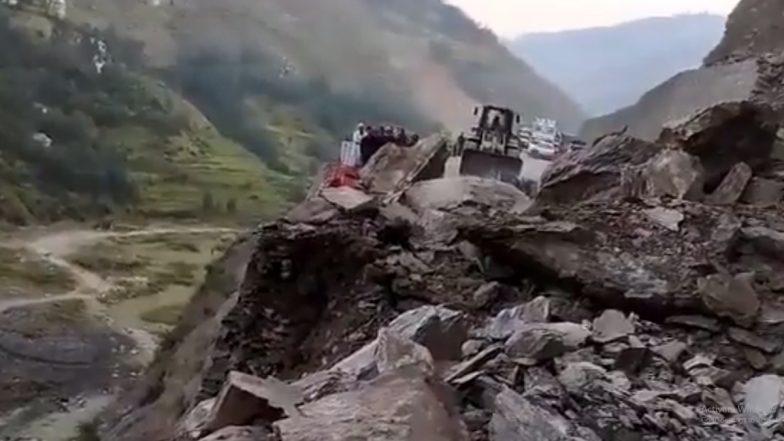 J&K: जम्मू-श्रीनगर राष्ट्रीय राजमार्ग एक चट्टान की वजह से बनिहाल के पास बंद हो गया (Watch Video)