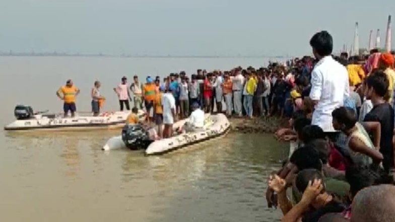 Bihar: दानापुर में बड़ा हादसा- 55 लोगों से भरी नाव गंगा नदी में पलटी-10 लापता (Watch Video)