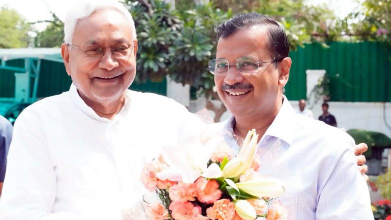 दिल्ली के मुख्यमंत्री अरविंद केजरीवाल से उनके आवास पर मिलने पहुंचे नीतीश कुमार, कई गंभीर विषयों पर हुई चर्चा