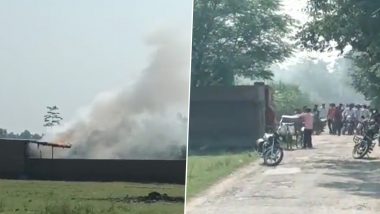 UP: बिजनौर की पटाखा फैक्ट्री में लगी भीषण आग, लाखों रुपए का सामान जलकर हुआ खाक (Watch Video)