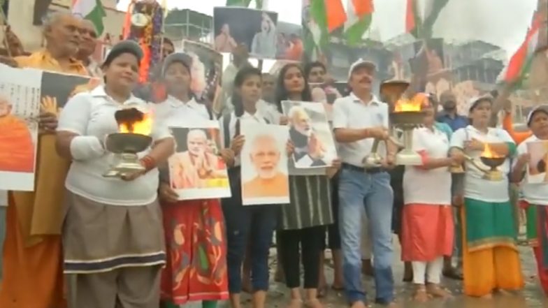 UP: वाराणसी में प्रधानमंत्री नरेंद्र मोदी के जन्मदिन से पहले लोगों ने की गंगा आरती