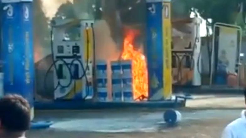 Video: प्रयागराज में पेट्रोल भराते वक्त कार में लगी भीषण आग, बाल-बाल बचे लोग