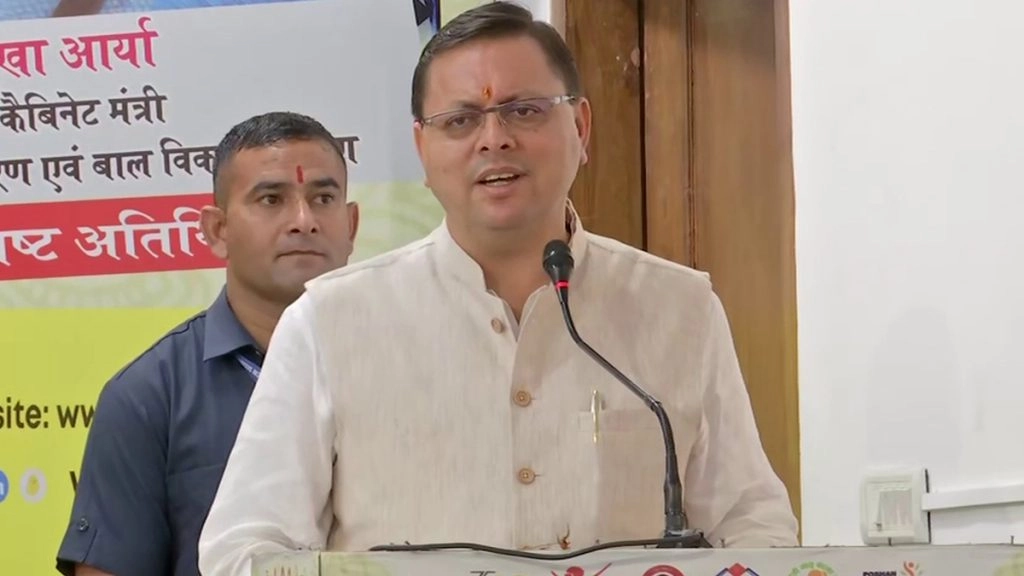 मुख्यमंत्री पुष्कर सिंह धामी ने जोशीमठ का दौरा, लोगों के प्रदर्शन से असुरक्षित ढांचे को गिराने की कार्रवाई बाधित