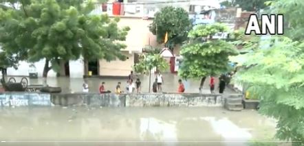 UP Rains: लखनऊ में भारी बारिश के बाद कई इलाकों में जलभराव, आम जनजीवन प्रभावित (Watch Video)