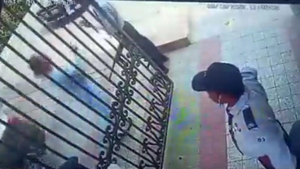 नोएडा में महिला ने की गार्ड की पिटाई, वीडियो हुआ वायरल