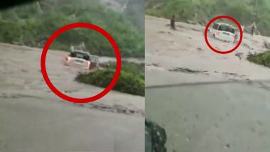 VIDEO: अचानक आई बाढ़ में बह गई स्कॉर्पियो, कंपनी के कर्मचारी कर रहे थे टेस्ट ड्राइव