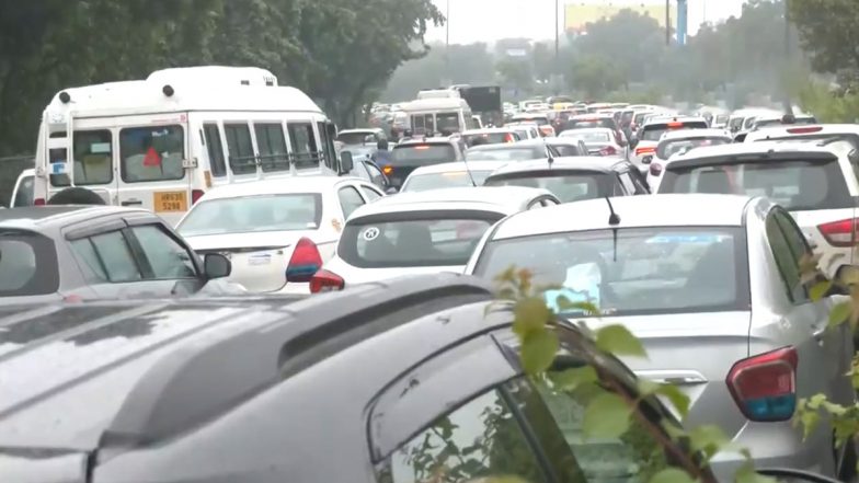 दिल्ली-NCR में बारिश से आफत, सड़कों पर लगा लंबा जाम (Watch Video)