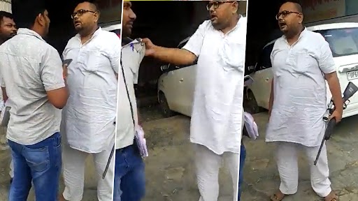 Video: बलिया में बिजली विभाग के अफसर बिल की वसूली करने पहुंचे, व्यापारी ने तानी बंदूक, देखें वीडियो