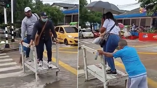 Viral Video: पानी से भरी सड़क पार कराने के लिए शख्स ने लगाया गजब का जुगाड़, आपदा को बनाया अवसर, देखें वीडियो