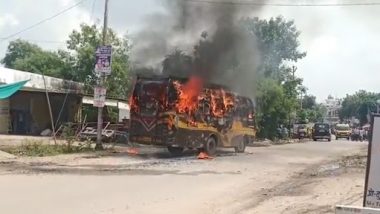 Video: यूपी के हमीरपुर में प्राइवेट बस में लगी आग, धूं-धूं कर ख़ाक हुआ वाहन, देखें वीडियो