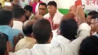 Assam: धुबरी जिले के राजीव भवन में एक बैठक के दौरान कांग्रेस कार्यकर्ताओं के दो समूहों के बीच झड़प, देखें वीडियो