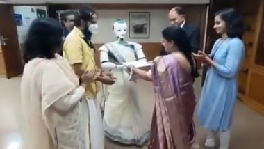 Robot Takes Loan! कोच्चि के फेडरल बैंक से लोन सैंक्शन लेटर लेने के लिए रोबोटिक्स कंपनी की 'सयाबोट' ने साड़ी में एक्सेप्ट किया पत्र, देखें वीडियो