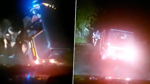VIDEO: जंगली सांड ने सिंग से उठाई ऑटोरिक्शा, कैमरे में कैद हुआ भयावह वीडियो