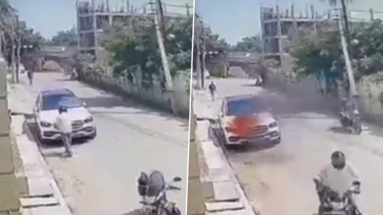 UP: सड़क पर खड़ी मर्सिडीज को युवक ने लगा दी आग, फिर बाइक पर बैठकर हुआ फरार (Watch Video)