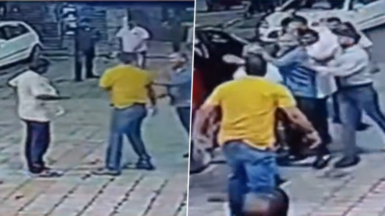 UP: वाराणसी में पेट्रोल पंप मालिक को अगवा करने की कोशिश, भीड़ के चलते नाकाम हुए बदमाश (Watch Video)
