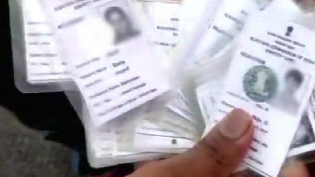 Mumbai: अंधेरी पूर्व विधानसभा उपचुनाव में मतदाताओं की लगी कतारें