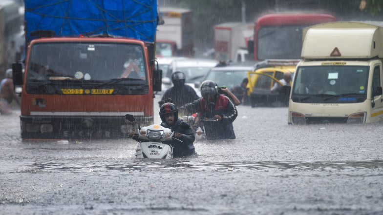 Mumbai Heavy Rainfall: मुंबई में भारी बारिश ने खड़ी की मुसीबत, कई इलाकों में जलभराव के चलते लगा जाम